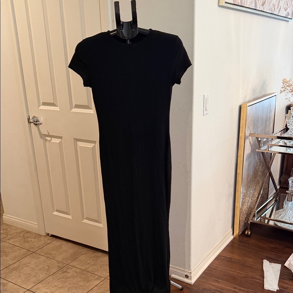 ReoRia Black Short-Sleeve Maxi Dress